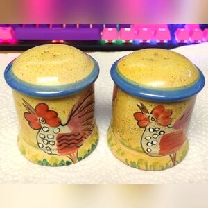 Vintage Hand Painted Rooster Salt And Paper Shaker Set Porcelain Clay Pre-owned